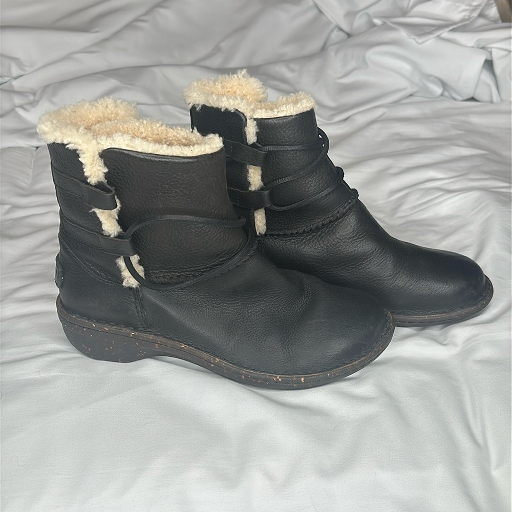 UGG Caspia Leather Sheepskin Lined Short Boots Booties black brown size 6